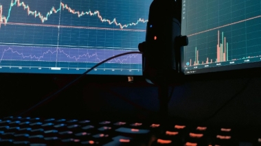 Bitcoin climbs above ,000 while most majors slip