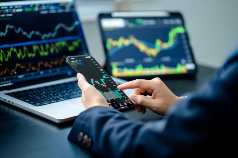 Crypto trader turns .8k into  million on Robinhood Chain meme coin